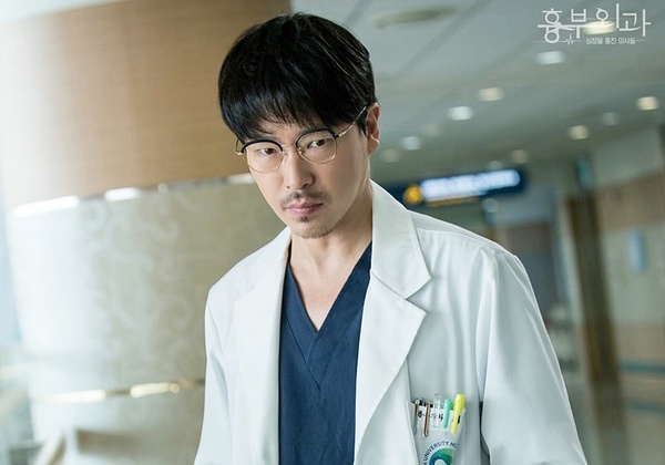 《Law School》金汎齊瀏海+圓臉太乖巧！2021韓星瀏海／背頭對比，這位看起來一樣壞！