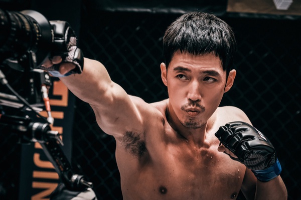 《文森佐》宋仲基溜冰舊照曝光！運動員出身韓星，申成祿宋慧喬半路轉行，他近乎職業級