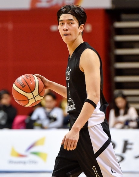 《黑道律師文森佐》宋仲基溜冰舊照爆紅！運動員出身韓星，申成祿宋慧喬半路轉行，他近乎職業級