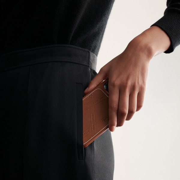 Hermès首款iPhone手機殼來啦!「Hermès x Apple」2021全新配件登場,AirTag皮件也超美