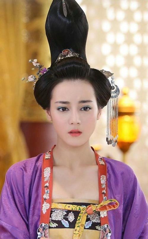 迪麗熱巴「毀顏值」的奇葩古裝造型2：《美人製造》擎天柱髮髻