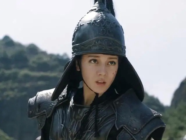 迪麗熱巴9款毀顏值的古裝造型！《枕上書》面具嚇壞網友，《美人製造》擎天柱髮髻醜翻