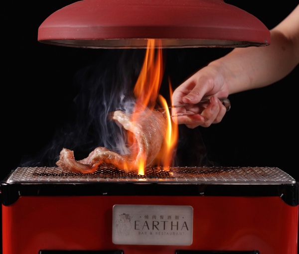 1元生啤、紅酒暢飲！台中燒肉餐酒館「EARTHA」新開幕，香菜調酒、失身版泰式奶茶必點