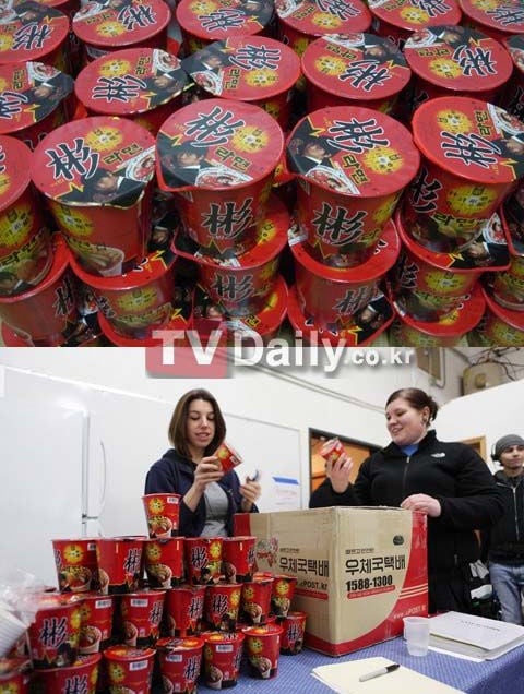 韓星超特別禮物盤點！金永大送GUCCI，玄彬粉絲送「彬拉麵」，李棟旭竟送陰間使者名簿