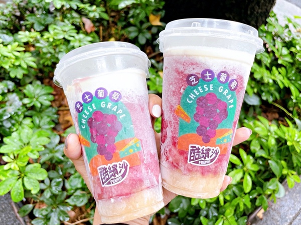 全家推出「芝士葡萄酷繽沙」新口味，少女系漸層幻紫，加碼「抹茶系列」任選13杯520元