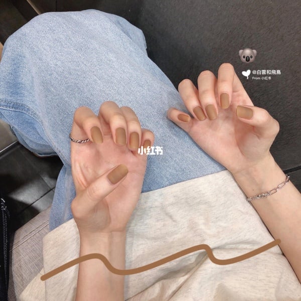 氣質爆棚「烏龍拿鐵色」美甲圖鑑！簡單素色低調溫潤，搭配暈染、金屬色更有質感
