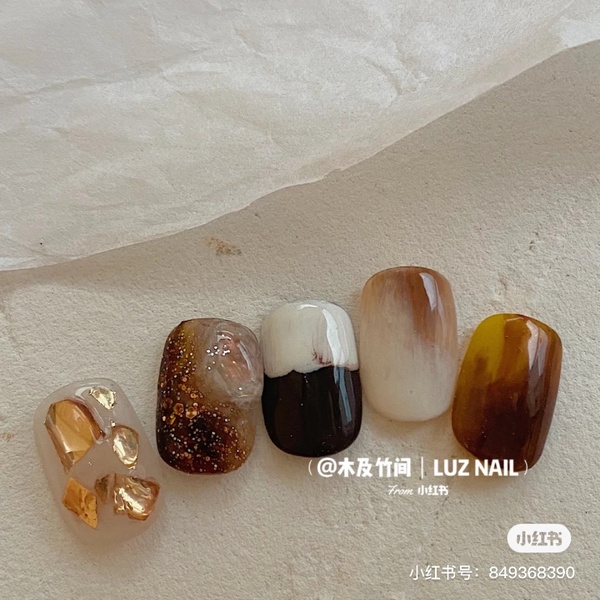 氣質爆棚「烏龍拿鐵色」美甲圖鑑！簡單素色低調溫潤，搭配暈染、金屬色更有質感