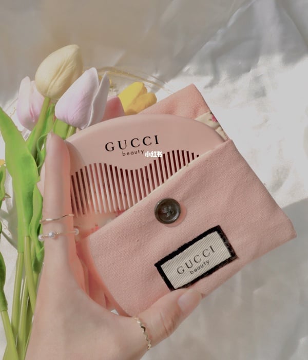 史上最美梳子!Gucci夢幻小粉梳一夕爆紅,小碎花+石英粉,一秒爆擊少女心