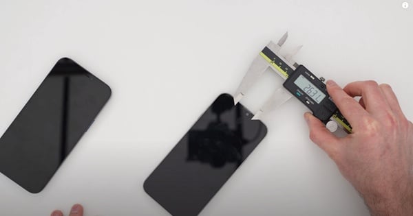 iPhone 13實體機曝光！夢幻新色「Tiffany綠」登場，剪瀏海、巨大鏡頭4亮點一次看