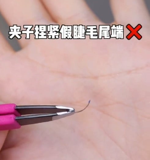 假睫毛怎麼貼？假睫毛黏貼技巧＆誤區詳解，新手輕鬆貼出以假亂真睫毛、眼睛放大又自然