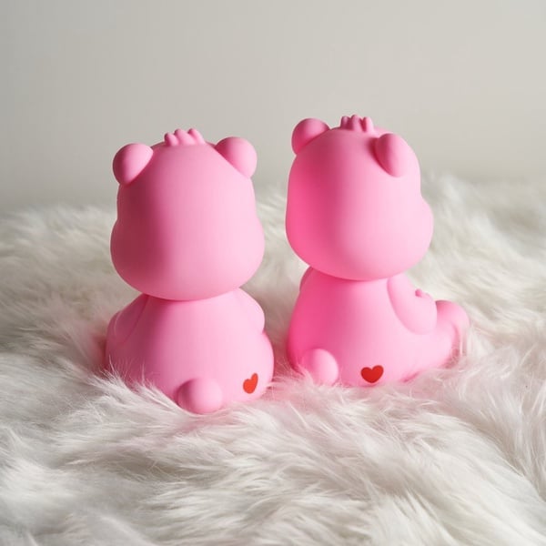 「CareBears拍拍夜燈」夢幻登場！輕輕一拍散發粉紅光芒、柔軟觸感超療癒～
