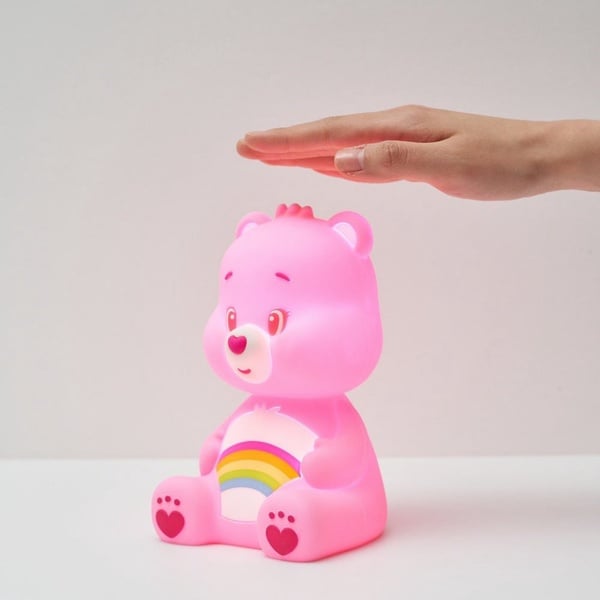 「CareBears拍拍夜燈」夢幻登場！輕輕一拍散發粉紅光芒、柔軟觸感超療癒～