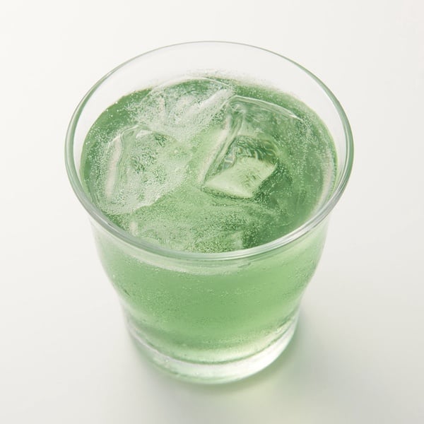 日本無印良品「質感系飲品」盤點！透明蘇打水、哈密瓜汽水超夢幻，還有水藍色日本酒～