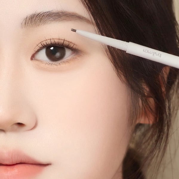 化妝師親授持久眉毛畫法步驟！夏日必學眉毛定妝技巧，注意畫眉小細節、更持久不脫妝
