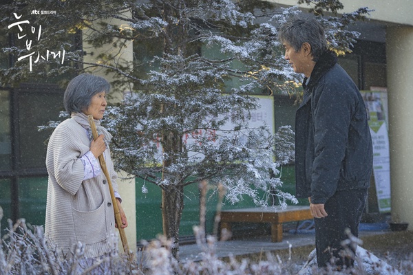 《我是遺物整理師》李帝勳演技網哭爆！Netflix暖心催淚韓劇推薦，《如蝶翩翩》餘韻超強，最後2部看完沒人不哭