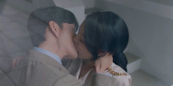 Netflix韓劇《我的上流世界》狗血不輸《上流戰爭》！樓梯間大膽偷情，家教才是正宮？