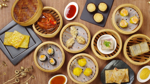 9家飯店防疫外帶外送優惠！頤宮招牌烤鴨、晶華鱈場蟹壽喜燒，米其林星級美食在家吃