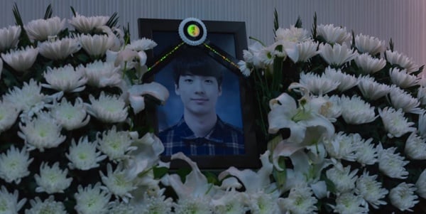 《我是遺物整理師》這重要細節Netflix原本沒翻譯！6大彩蛋解析，可魯送徽章涵義超爆淚