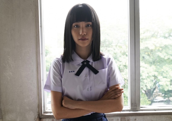 春夏「低層次直髮」髮型範本! 《轉學來的女生》富江黑髮超夯,惠利、LISA款撩人無敵