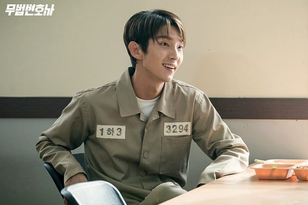 這些韓星都穿過囚服!《上流戰爭3》尹鐘焄、玄彬穿囚服也帥氣,這位更是最帥死刑犯