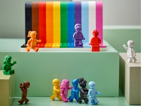響應同志驕傲月!樂高首推「LGBTQIA+彩虹盒組」6/1上市,11色繽紛人偶好欠收藏!