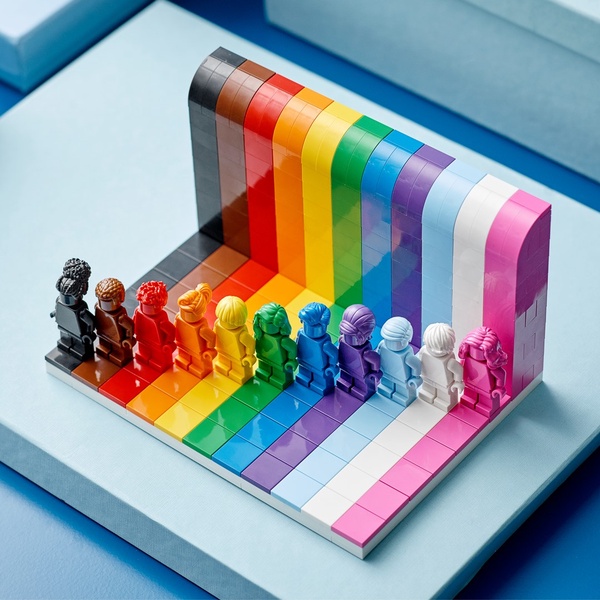 響應同志驕傲月!樂高首推「LGBTQIA+彩虹盒組」6/1上市,11色繽紛人偶好欠收藏!