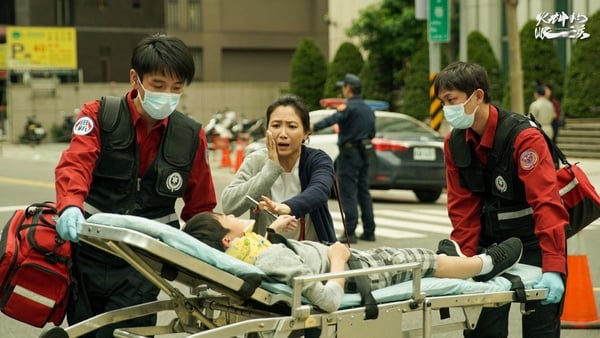 Netflix《火神的眼淚》結局幕後辛苦談！背20kg是日常，陳庭妮為戲考救護執照，聽到這話超催淚