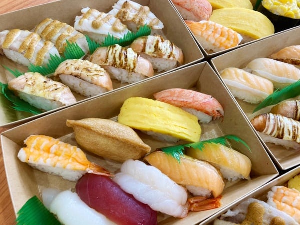 在家爽吃藏壽司！藏壽司首推外帶壽司便當，鮭魚、鮪魚等6款登場，加送名偵探柯南扭蛋
