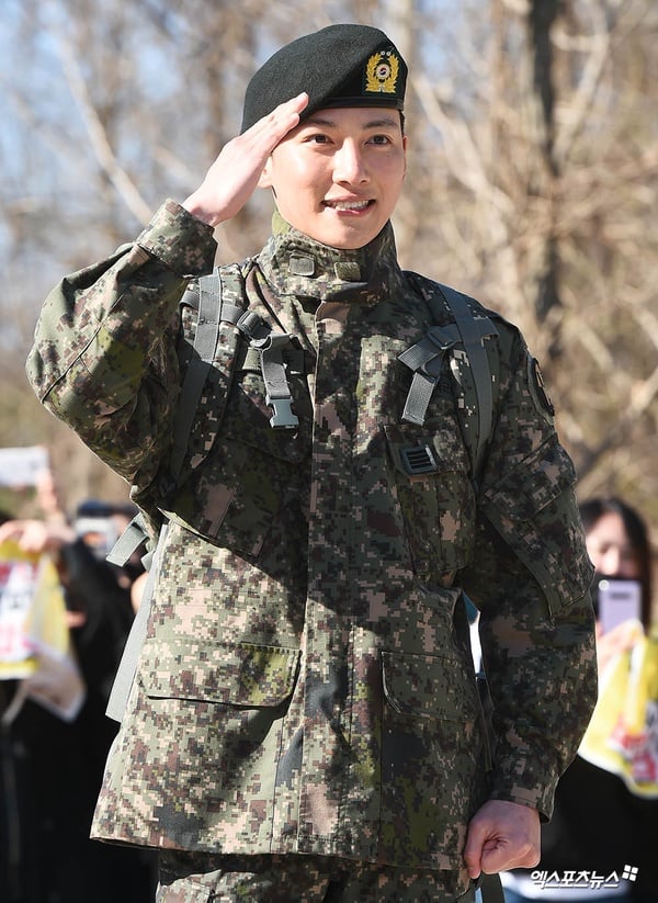 網熱議韓星超帥從軍入伍照！玄彬、玉澤演軍照超Man，李東海軍照非粉絲都在存！