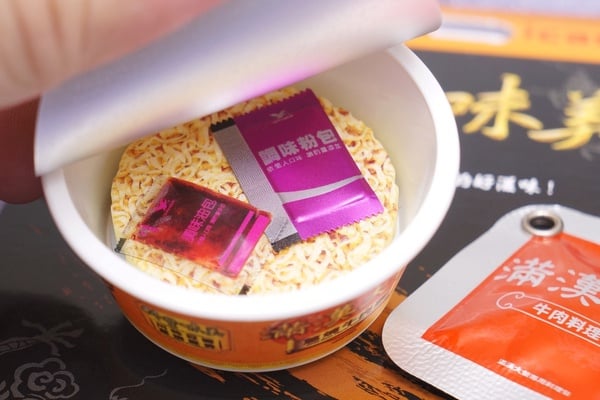 泡麵要搶這碗！「滿漢大餐蔥燒牛肉麵icash2.0」這天限量預購，裡頭還真的有調味包