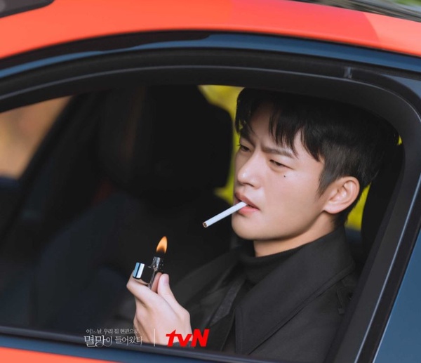 《某一天滅亡來到我家門前》收視狂跌剩2.7%！劇情難懂、主角相愛很莫名，網：滅亡像「中二病鬼怪」