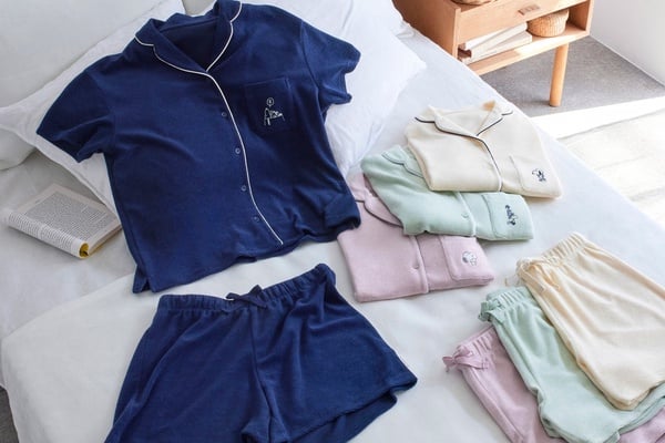 Uniqlo×史奴比「家居系列」新登場！涼感居家服、抱枕好欠收，讓史奴比陪你懶懶待在家