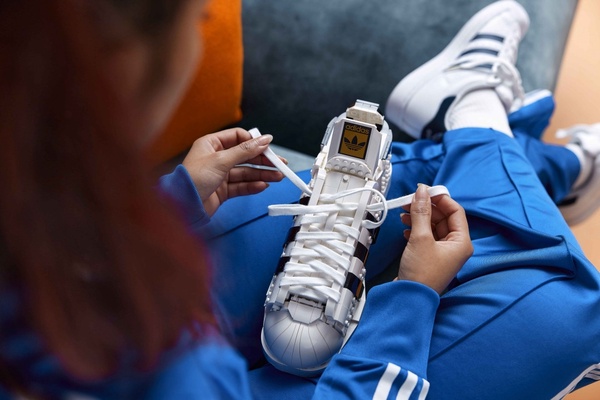積木做的球鞋！LEGO x Adidas聯名翻玩「經典Superstar」，神還原貝殼鞋頭、三葉標誌～