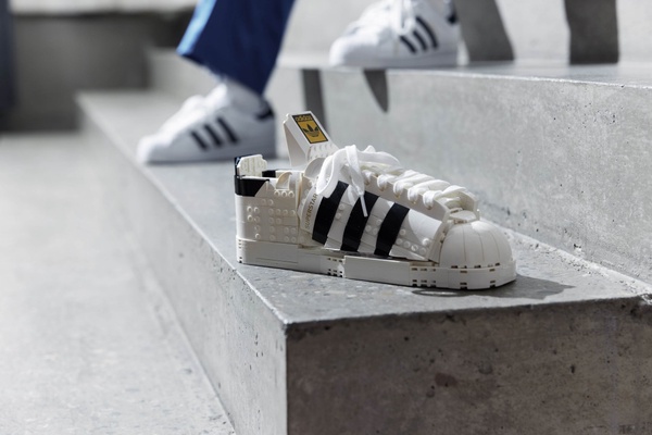 積木做的球鞋！LEGO x Adidas聯名翻玩「經典Superstar」，神還原貝殼鞋頭、三葉標誌～