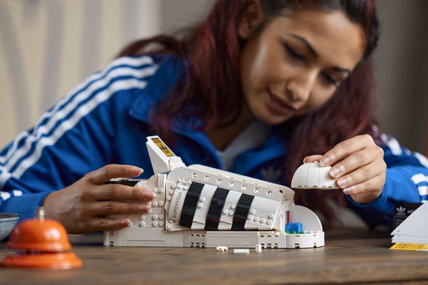 積木做的球鞋！LEGO x Adidas聯名翻玩「經典Superstar」，神還原貝殼鞋頭、三葉標誌～