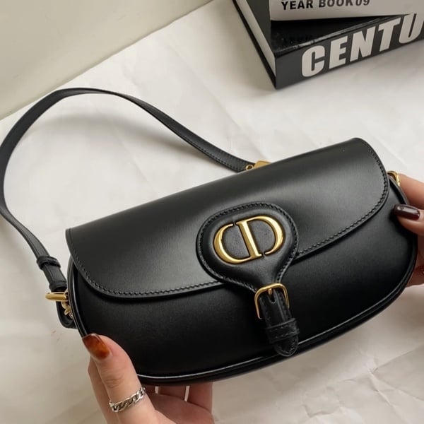 2021 極致黑精品包推薦No.1:Dior Lady Dior 黑色釕金屬小羊皮中型提包 NT$150,000