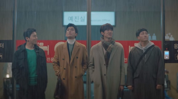 《機智醫生生活2》政源冬天撒糖藏超狂細節！5大隱藏彩蛋，導演這細節暗示翊晙「慢慢等」？