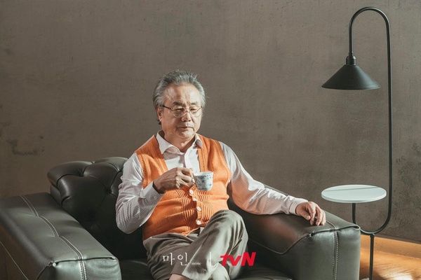 《我的上流世界》艾瑪修女5個身份線索！藏各式精品包，親眼目睹主宅卡登扎命案