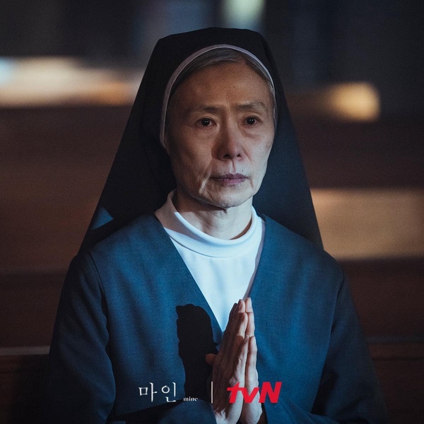 《我的上流世界》艾瑪修女5個身份線索！藏各式精品包，親眼目睹主宅卡登扎命案