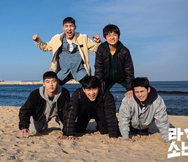 韓網推爆的小眾韓劇！《不瘋不狂不愛你》登韓國Netflix冠軍，這部收視高到韓網嚇一跳