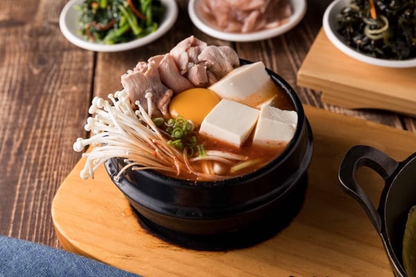 送炸雞年糕、餐點5折！兩大「連鎖韓式料理」外帶優惠開跑，豆腐煲、韓式炸雞都有