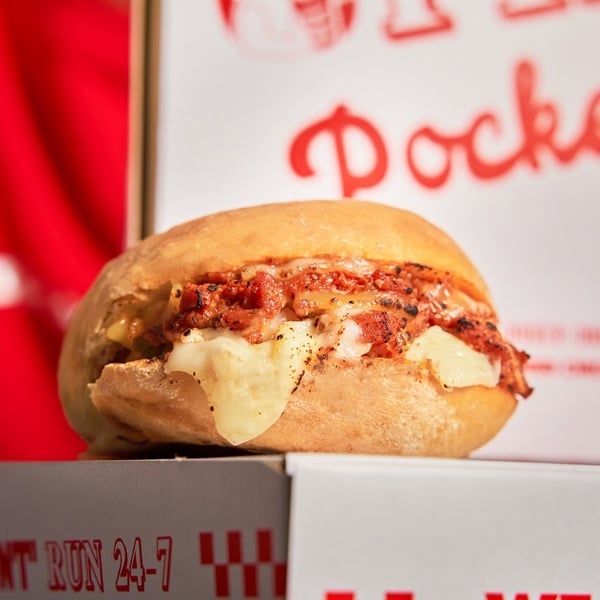 頂呱呱隱藏版美食「口袋比薩」！連續一個月買頂呱呱口袋比薩送可樂，滿滿肉醬太誘人！