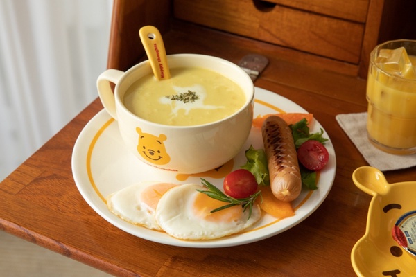 「小熊維尼餐盤組」療癒亮相！復古維尼造型餐盤、麥片碗必收，讓維尼陪你療癒整個早晨