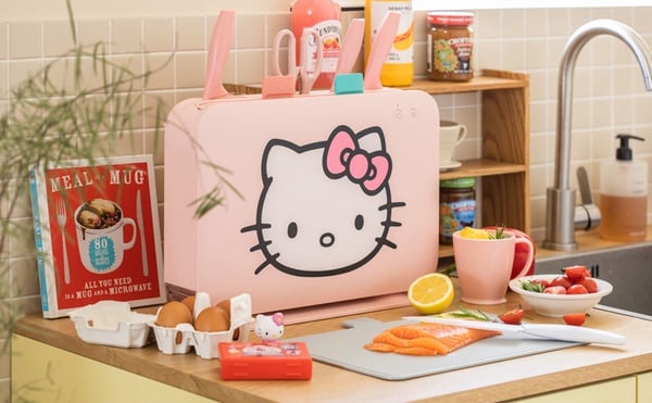 「Hello Kitty刀具殺菌機」可愛亮相！蜜桃粉機身+Kitty造型，讓Kitty幫你消毒廚房用具