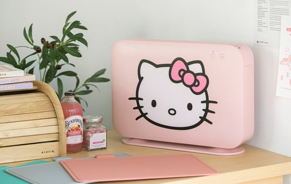 「Hello Kitty刀具殺菌機」可愛亮相！蜜桃粉機身+Kitty造型，讓Kitty幫你消毒廚房用具