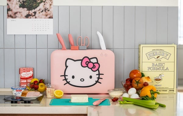 「Hello Kitty刀具殺菌機」可愛亮相！蜜桃粉機身+Kitty造型，讓Kitty幫你消毒廚房用具