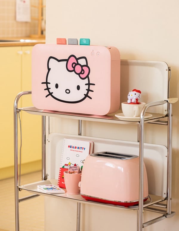 「Hello Kitty刀具殺菌機」可愛亮相！蜜桃粉機身+Kitty造型，讓Kitty幫你消毒廚房用具