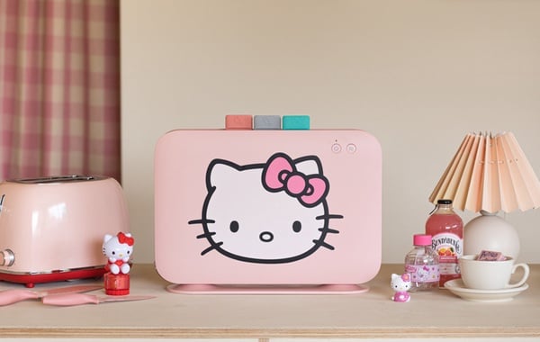 「Hello Kitty刀具殺菌機」可愛亮相！蜜桃粉機身+Kitty造型，讓Kitty幫你消毒廚房用具