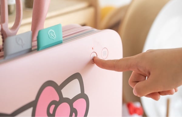 「Hello Kitty刀具殺菌機」可愛亮相！蜜桃粉機身+Kitty造型，讓Kitty幫你消毒廚房用具