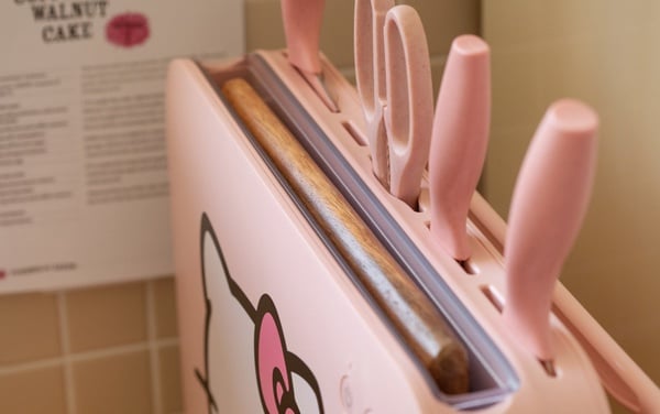 「Hello Kitty刀具殺菌機」可愛亮相！蜜桃粉機身+Kitty造型，讓Kitty幫你消毒廚房用具